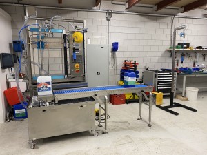 Gravimetrische gewichtsvuller voor vloeistoffen in flessen/potten of cans - met lanslift (demomachine)